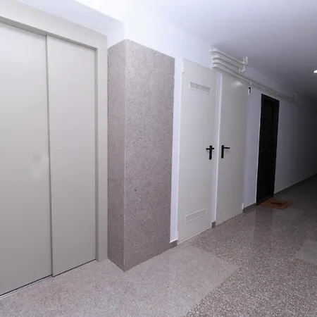 View Ap With Parking And 2 Bathrooms *